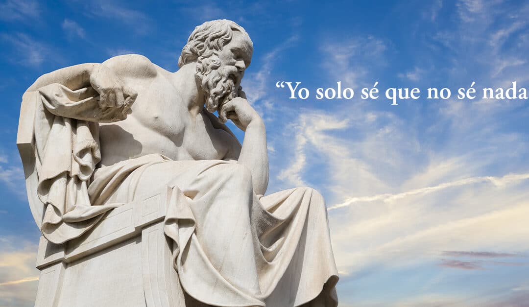 Statue of Socrates from the Academy of Athens, Greece, with his famous quote in Spanish "Yo solo sé que no sé nada."