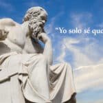 Statue of Socrates from the Academy of Athens, Greece, with his famous quote in Spanish "Yo solo sé que no sé nada."